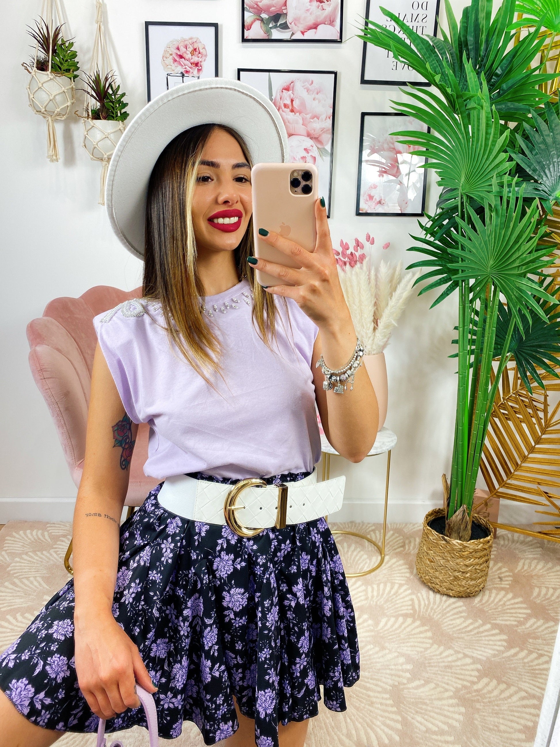 T-Shirt con perle e spalline bombate