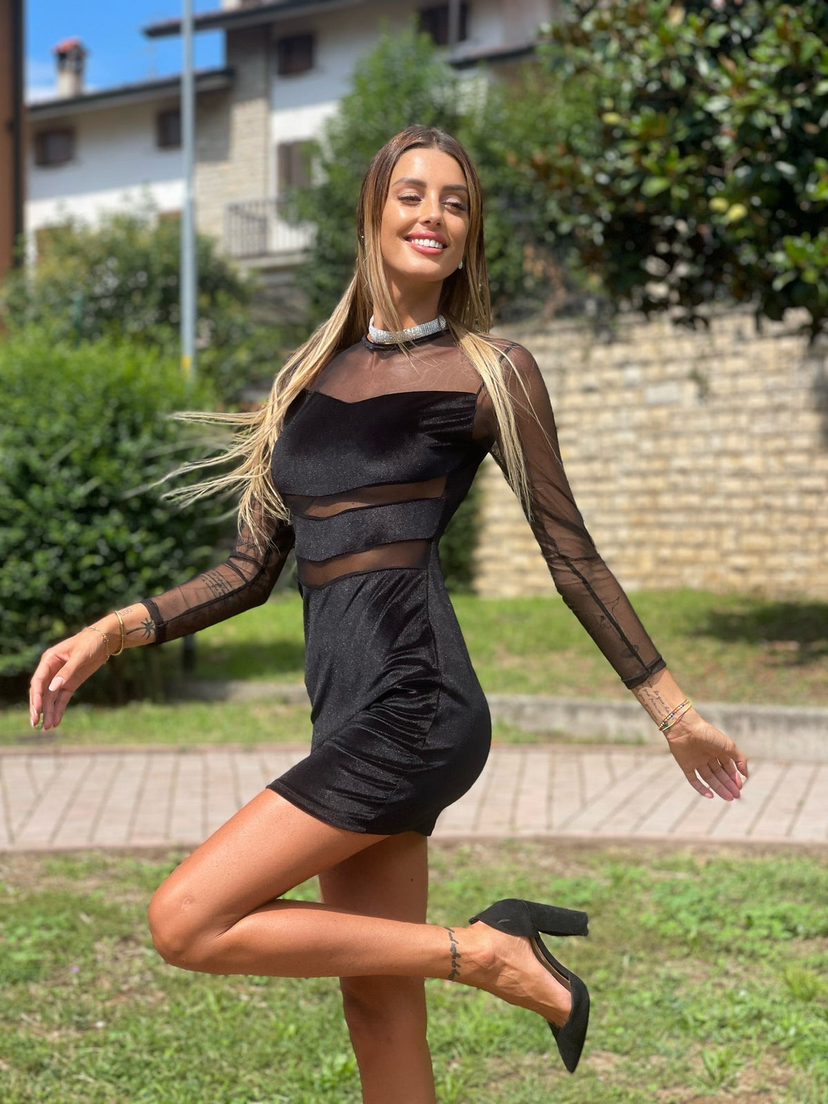 Abito in velluto nero con trasparenze