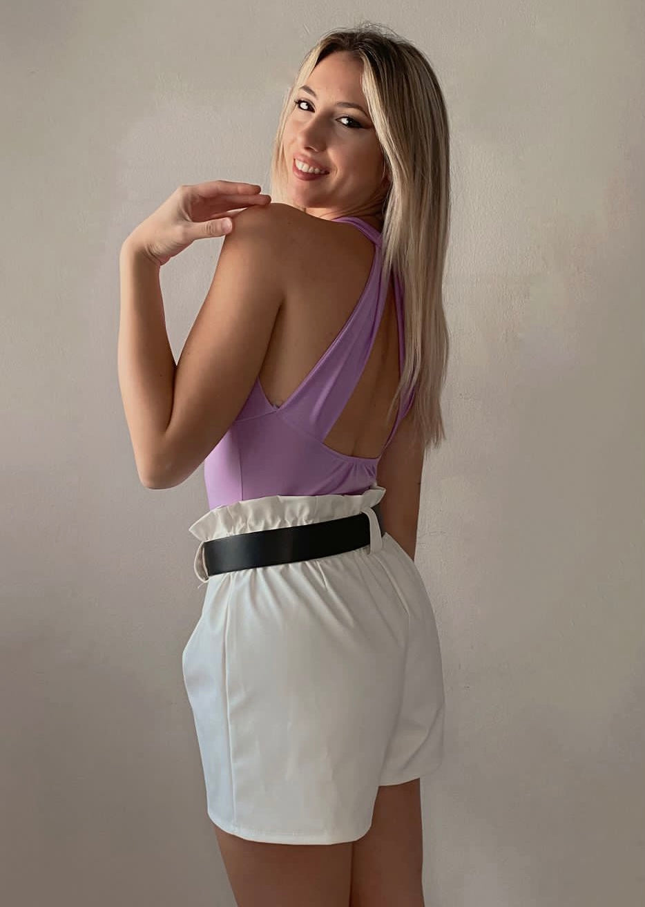 Short in ecopelle bianco con cintura