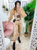 Pantalone con tasche laterali e cintura beige