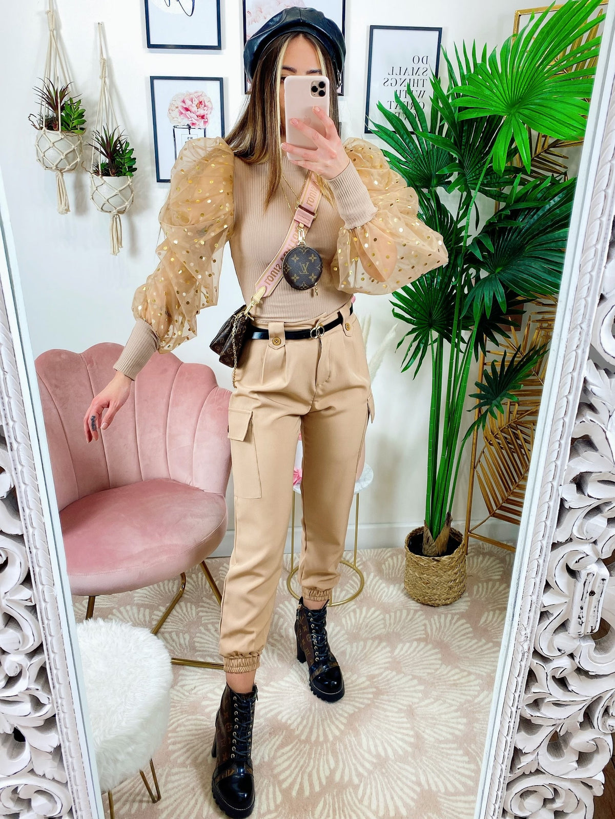 Pantalone con tasche laterali e cintura beige