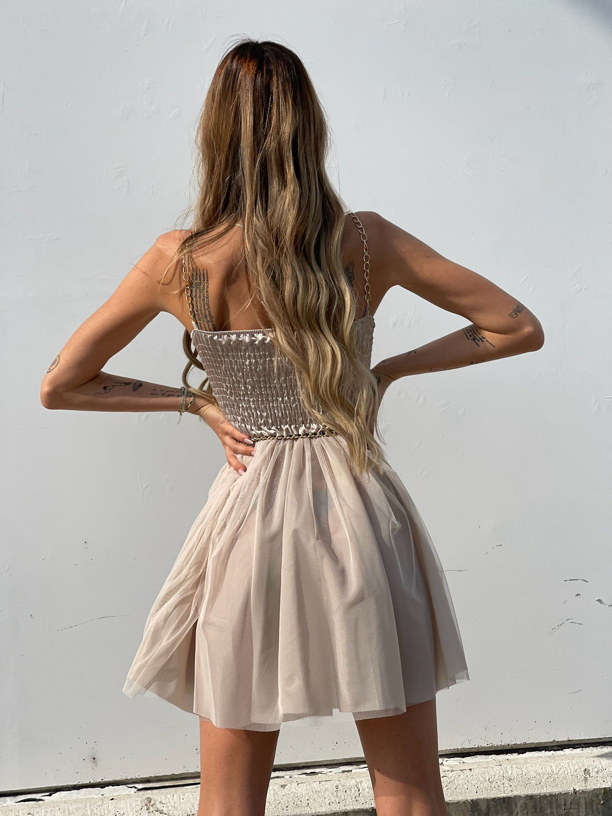 Abito corto in tulle beige
