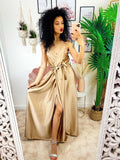 Abito in raso con maxi spacco beige scuro