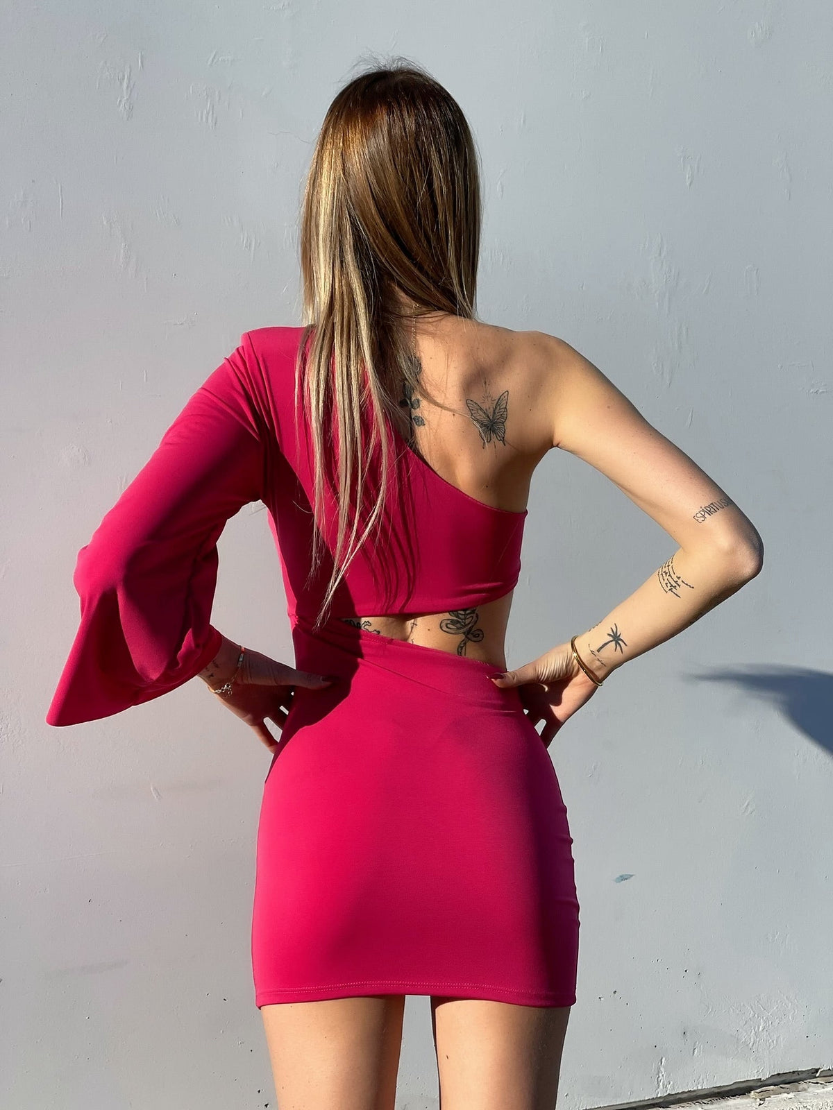 Abito aderente monospalla Fuxia con manica lunga