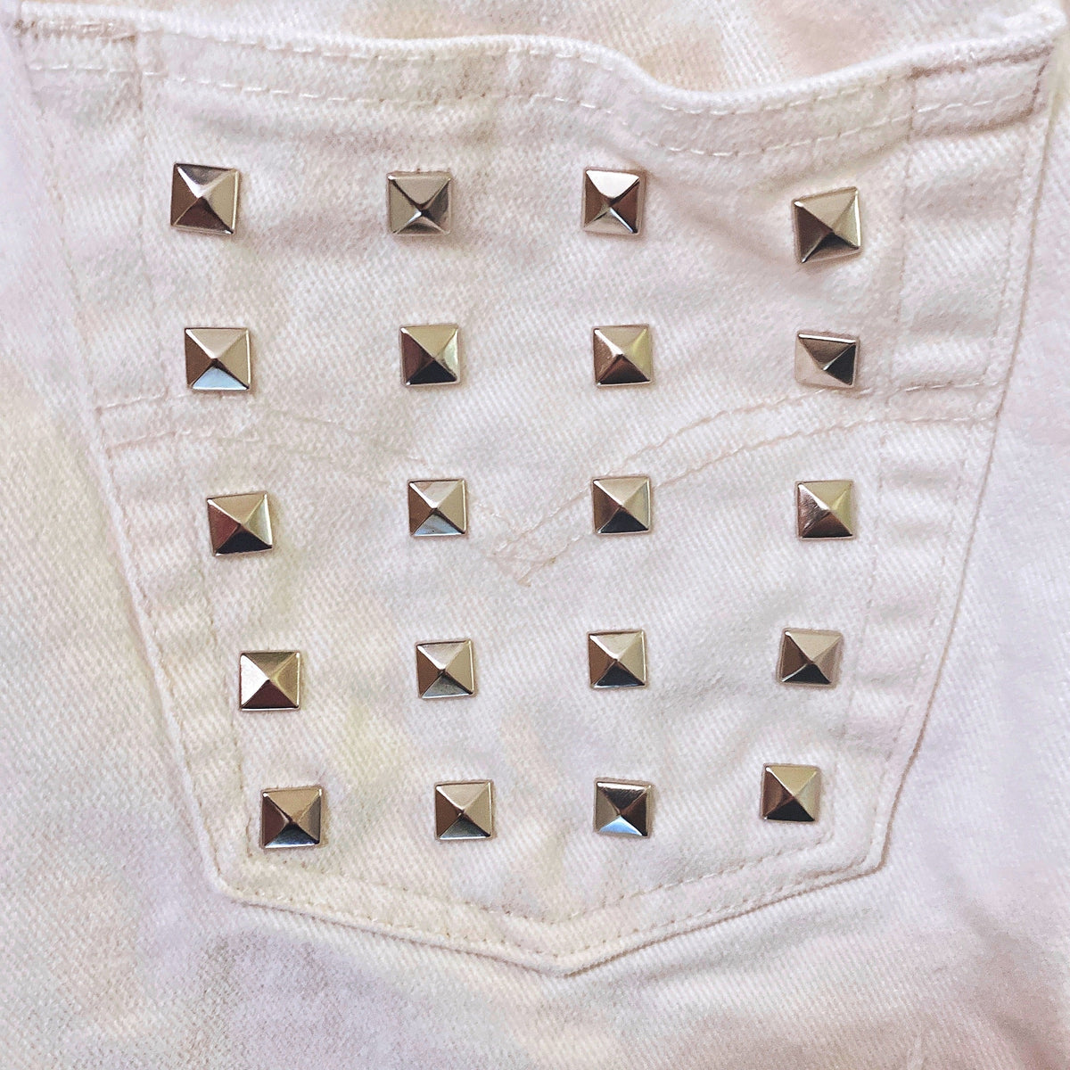 Vintage bianco con borchie a caramella