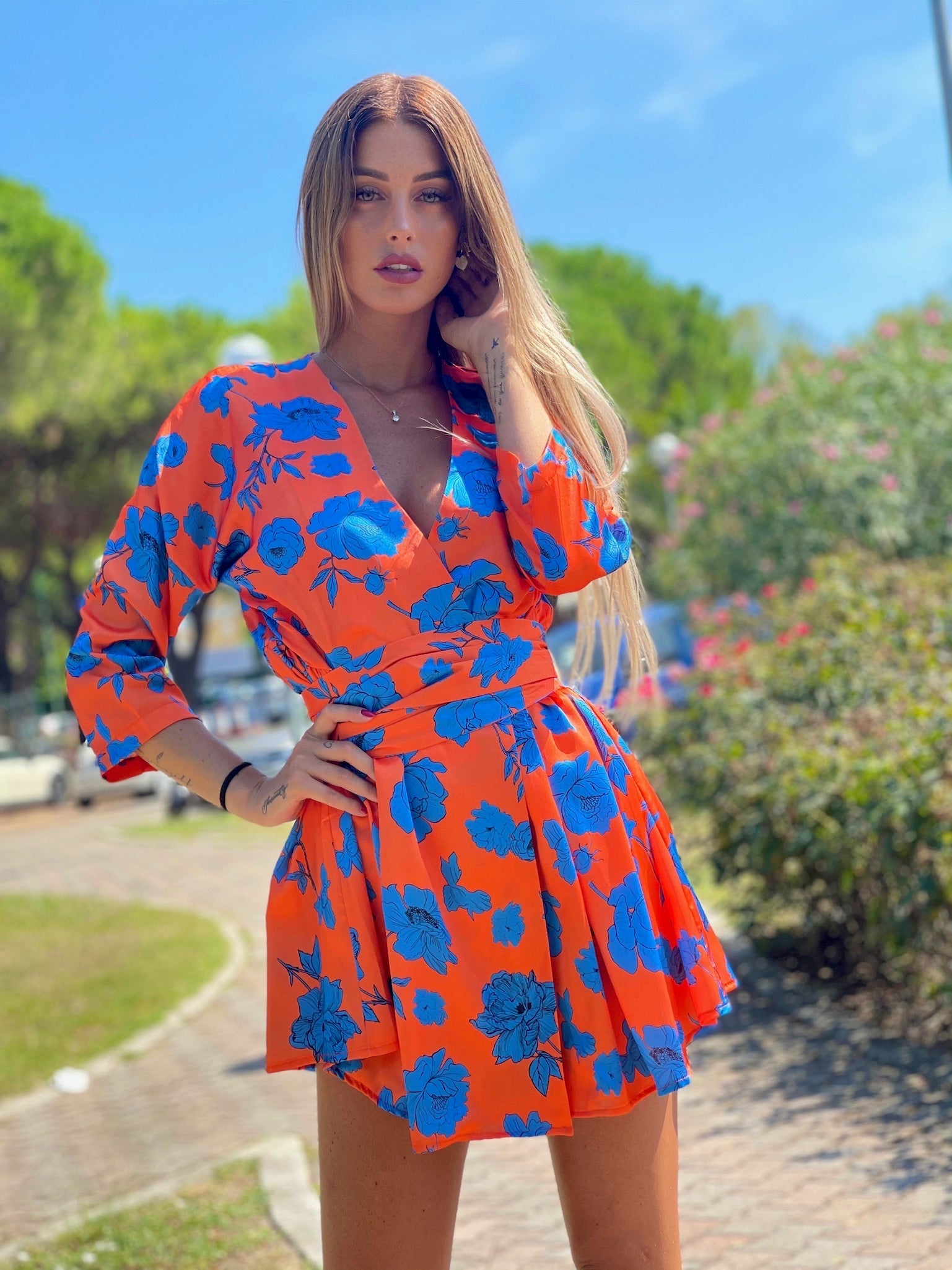 Abito arancio fiori azzurri