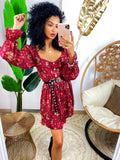 Abito bordeaux scollato con fiori rossi