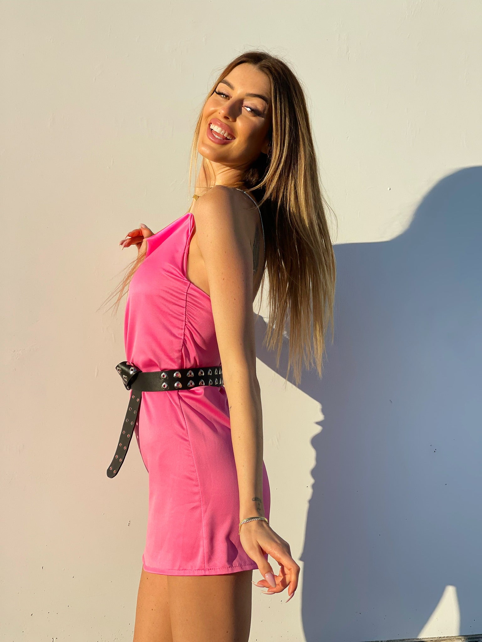 Abito in raso rosa barbie con dettaglio luce