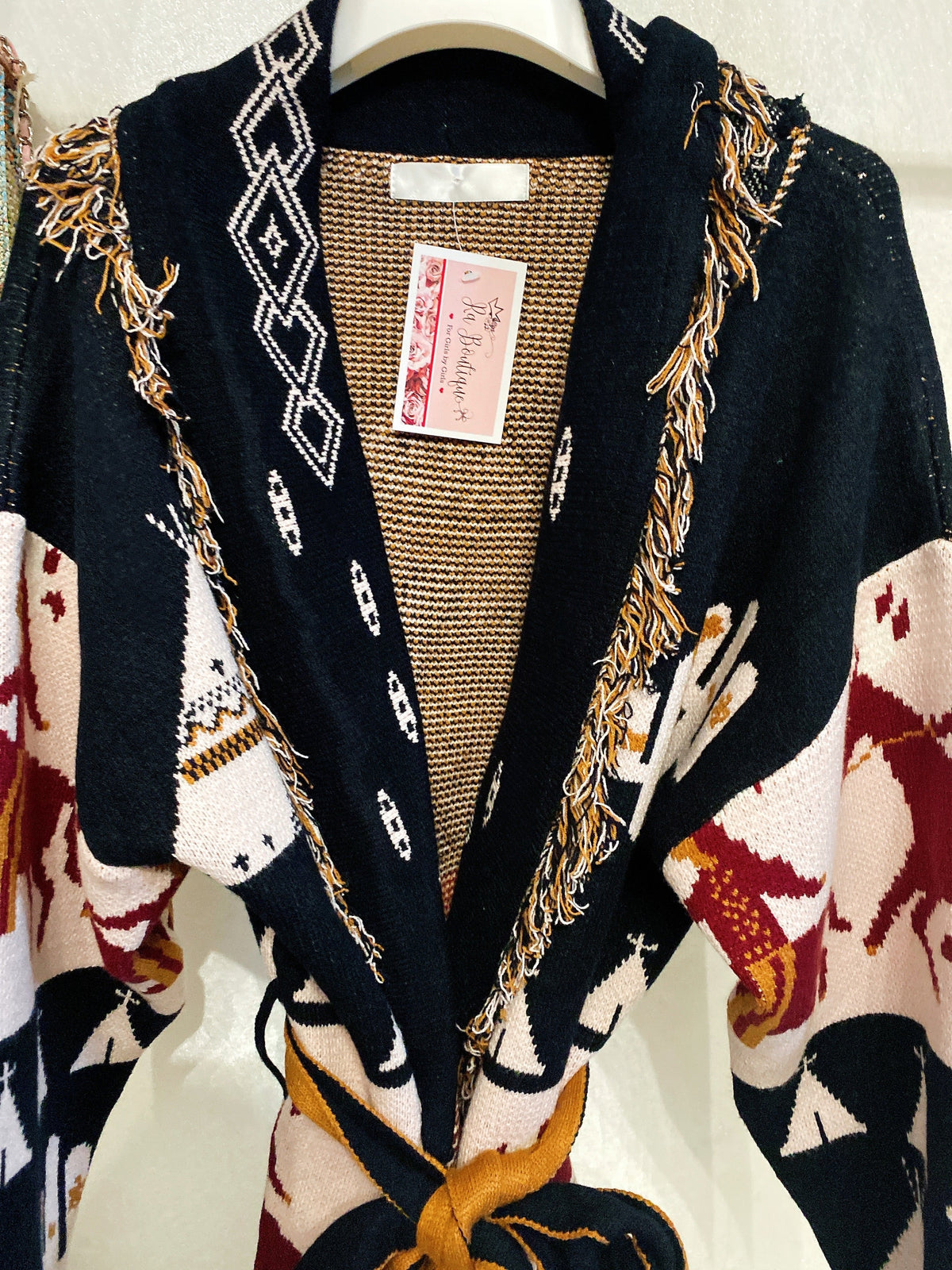 Cardigan frange e cinta con cavallo nero
