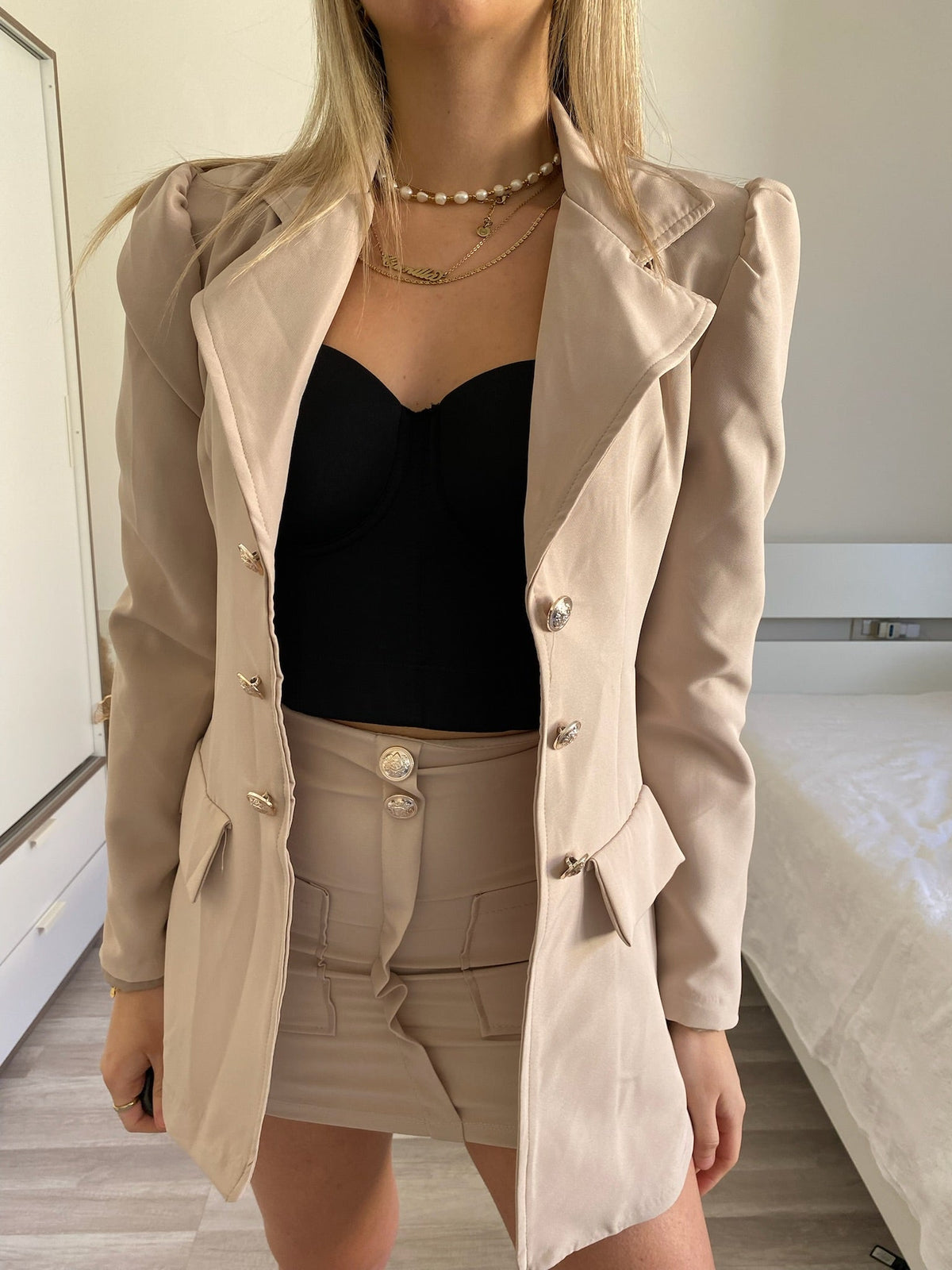Completo giacca e gonna bottoni oro beige