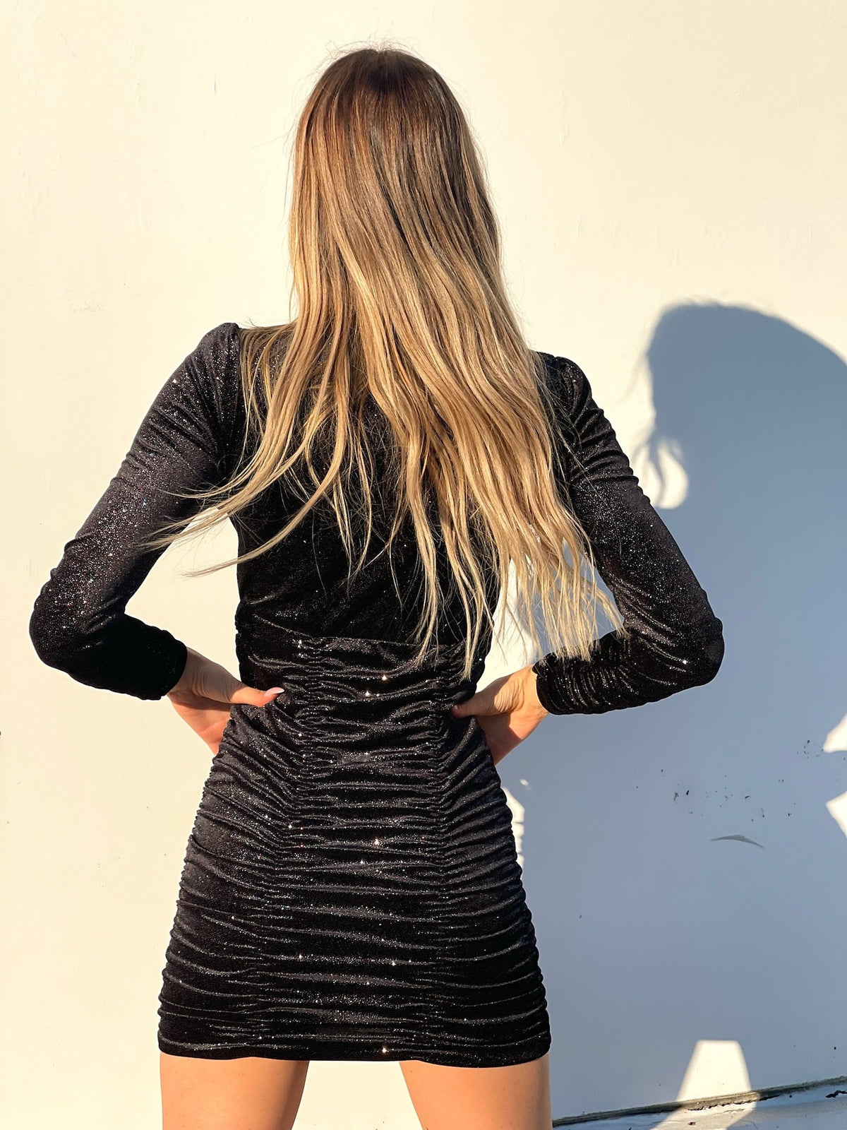 Abito glitter con drappeggiature