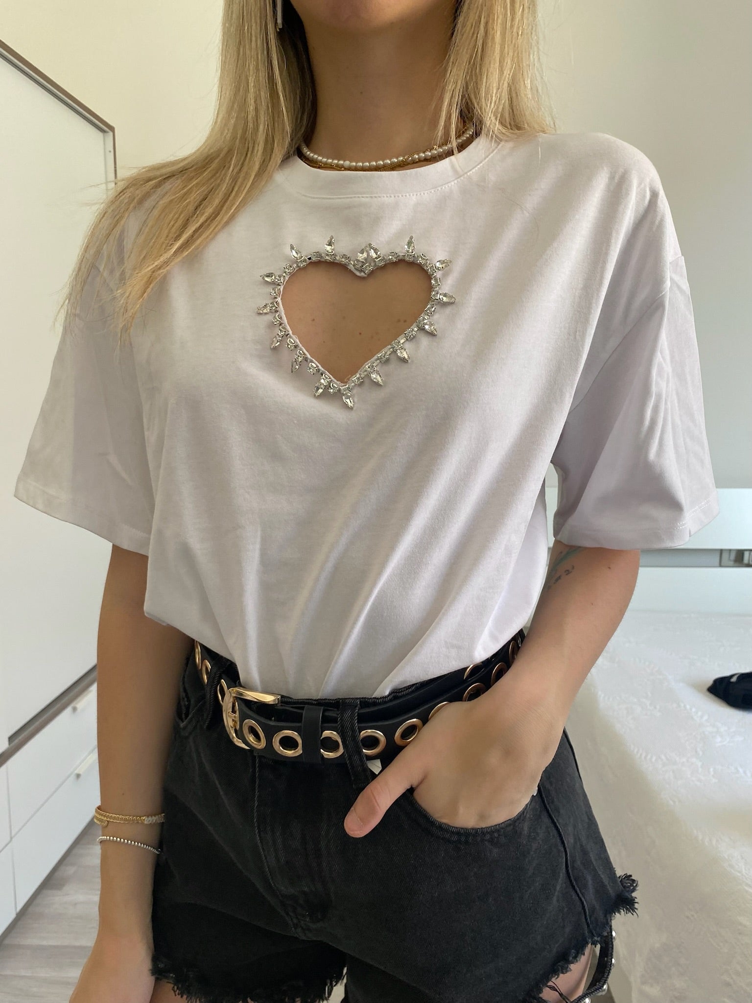 T-shirt bianca con cuore e strass