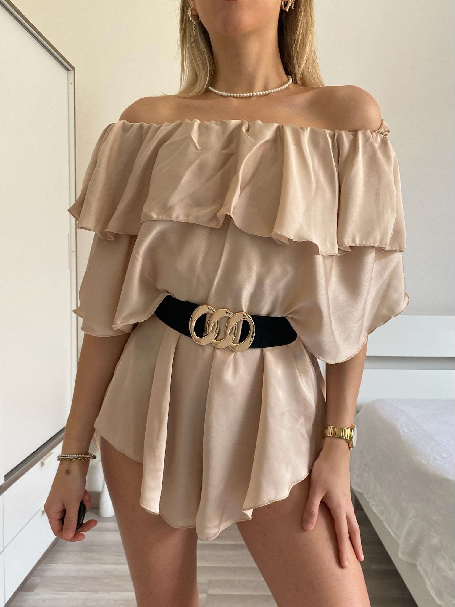 Tutina beige scollo a barchetta e balze