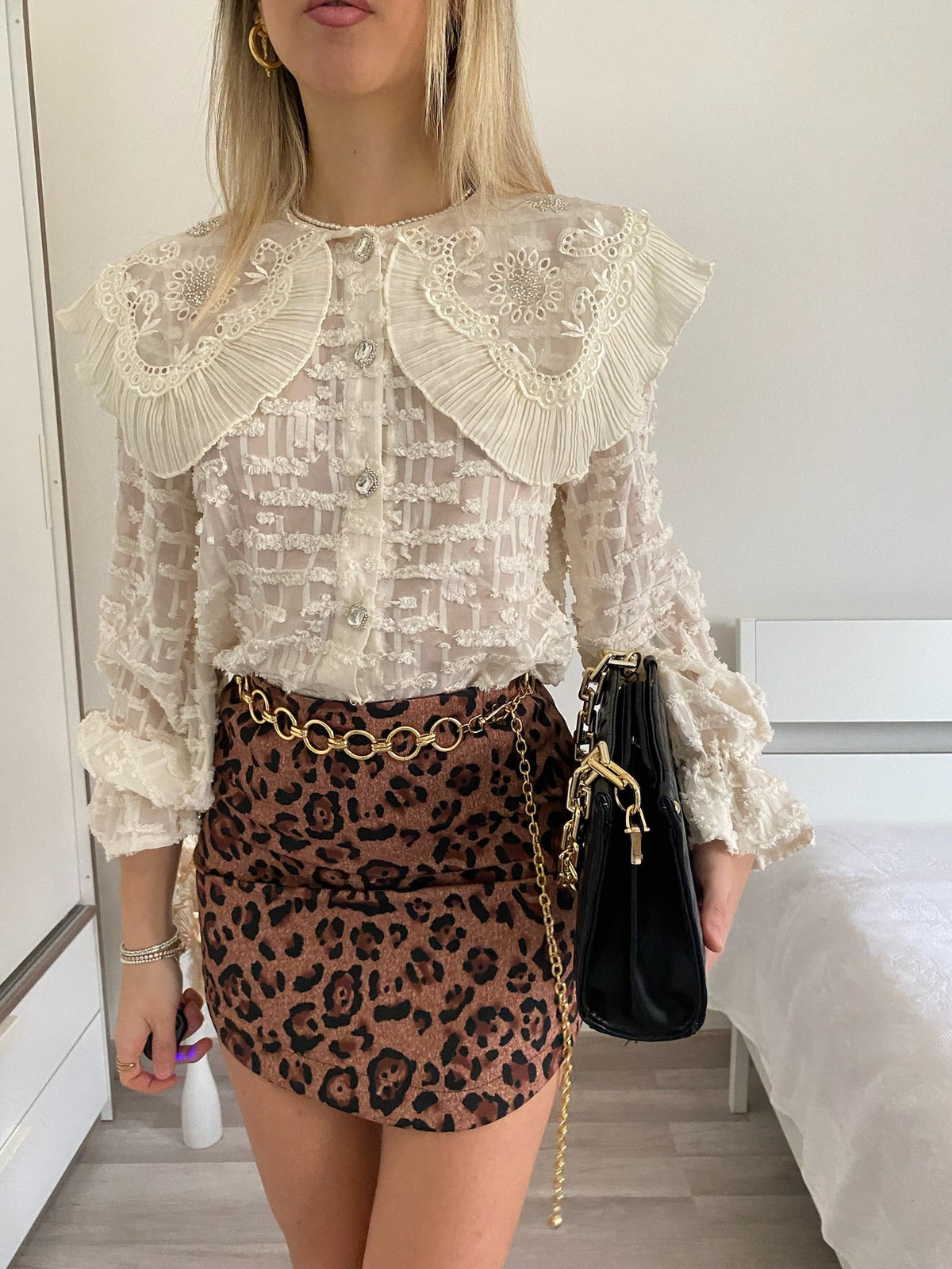 Camicia in pizzo beige con ricami