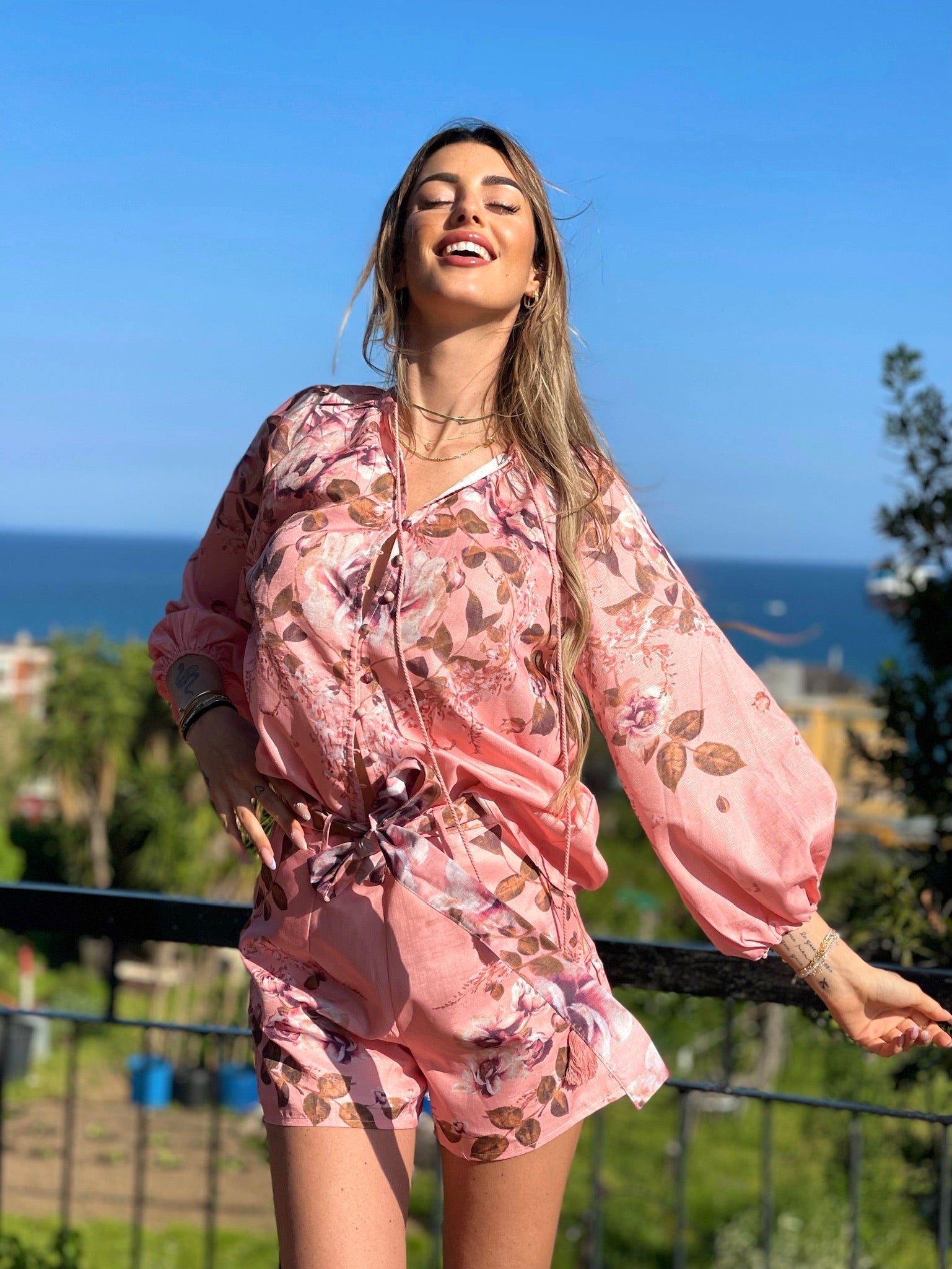 Completo short e camicia fiorata rosa