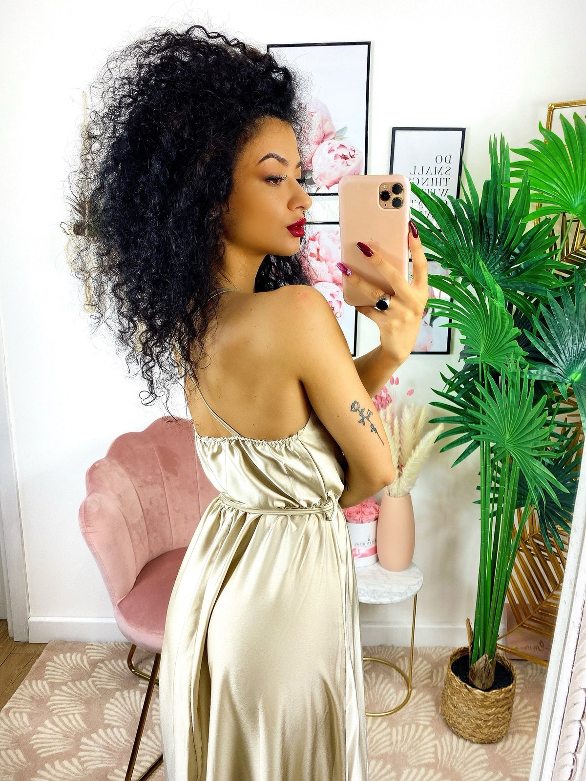 Abito in raso con maxi spacco beige