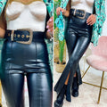 Pantalone in ecopelle con spacco