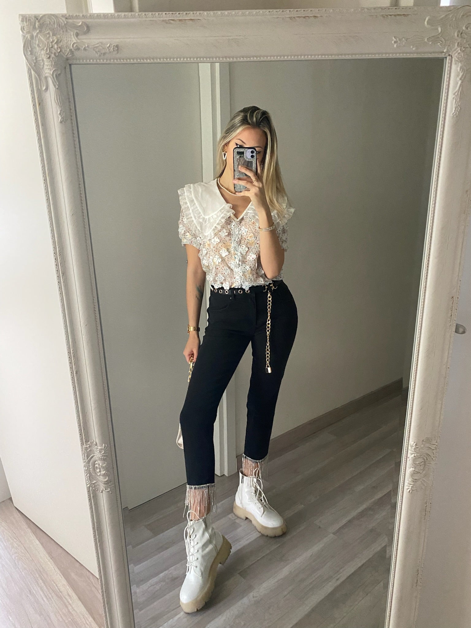 Camicia bianca a manica corta con fiori