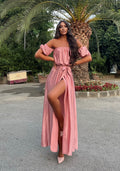 Abito in raso lungo con scollo a barchetta rosa