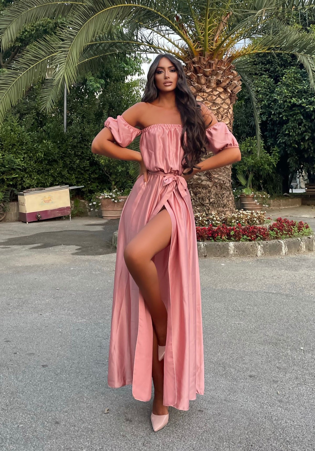 Abito in raso lungo con scollo a barchetta rosa