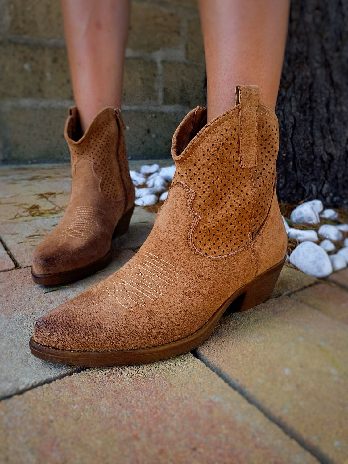 Stivaletto camel traforato con ricami