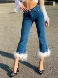 Jeans con piume bianche