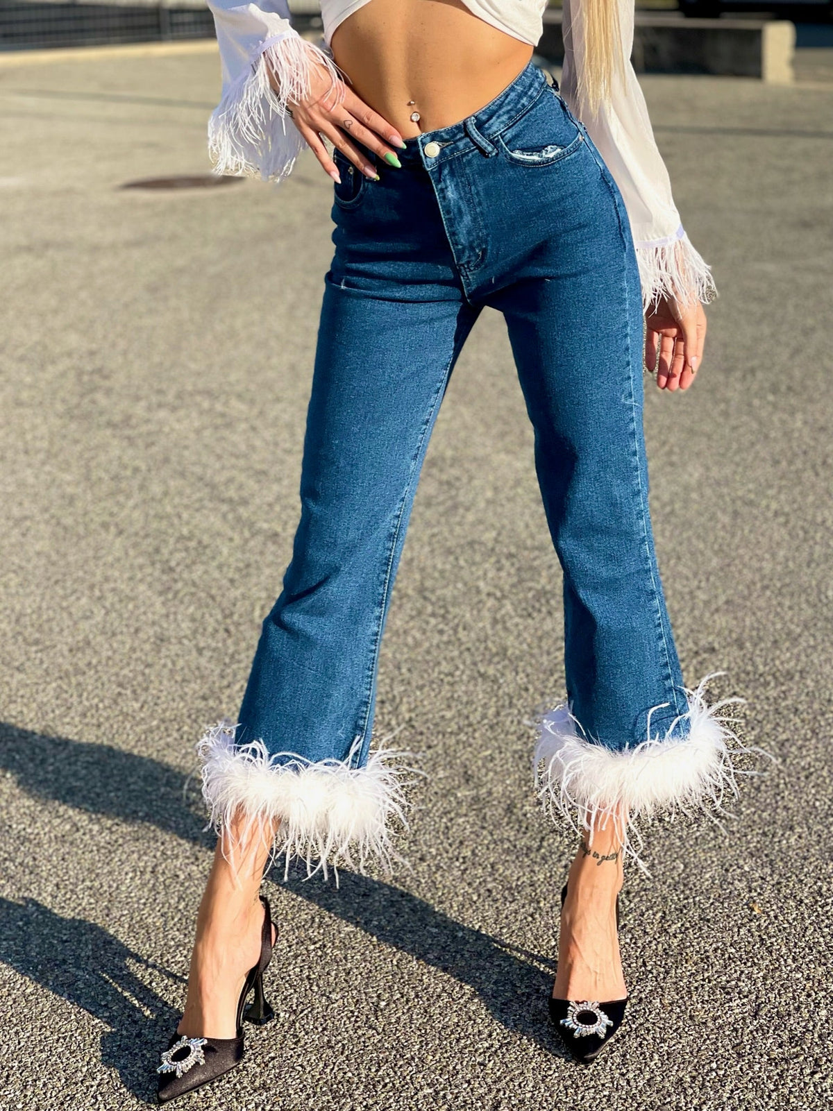 Jeans con piume bianche