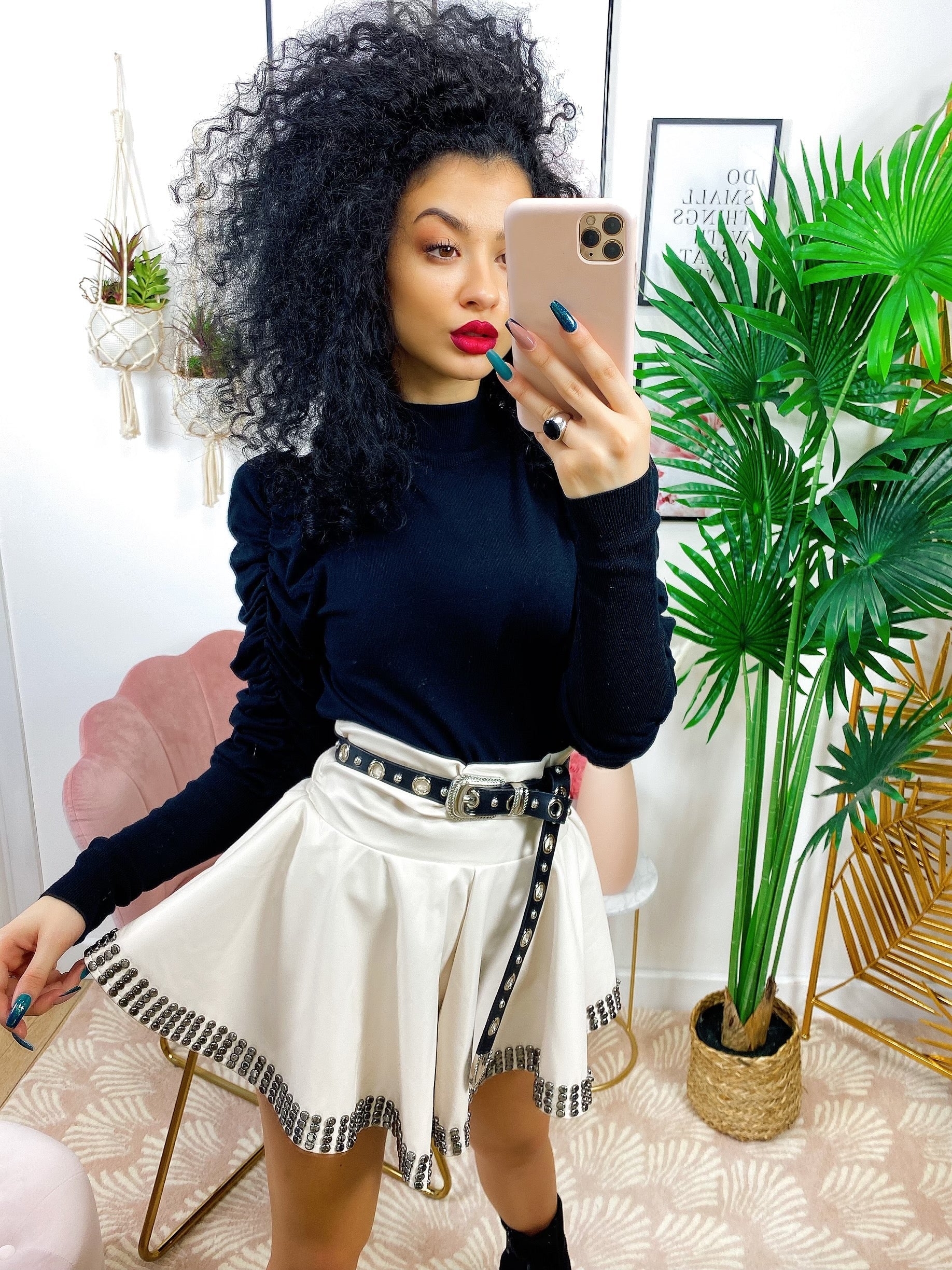 Short in ecopelle bianco con borchie