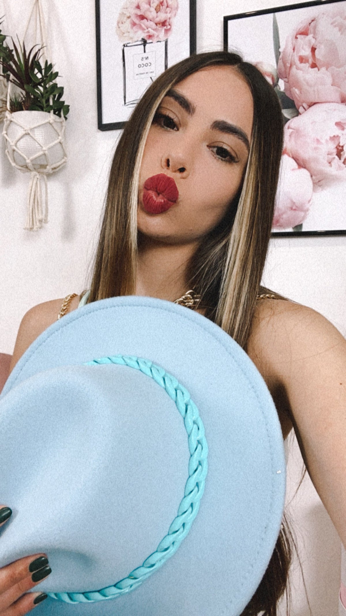 Cappello celeste con catena