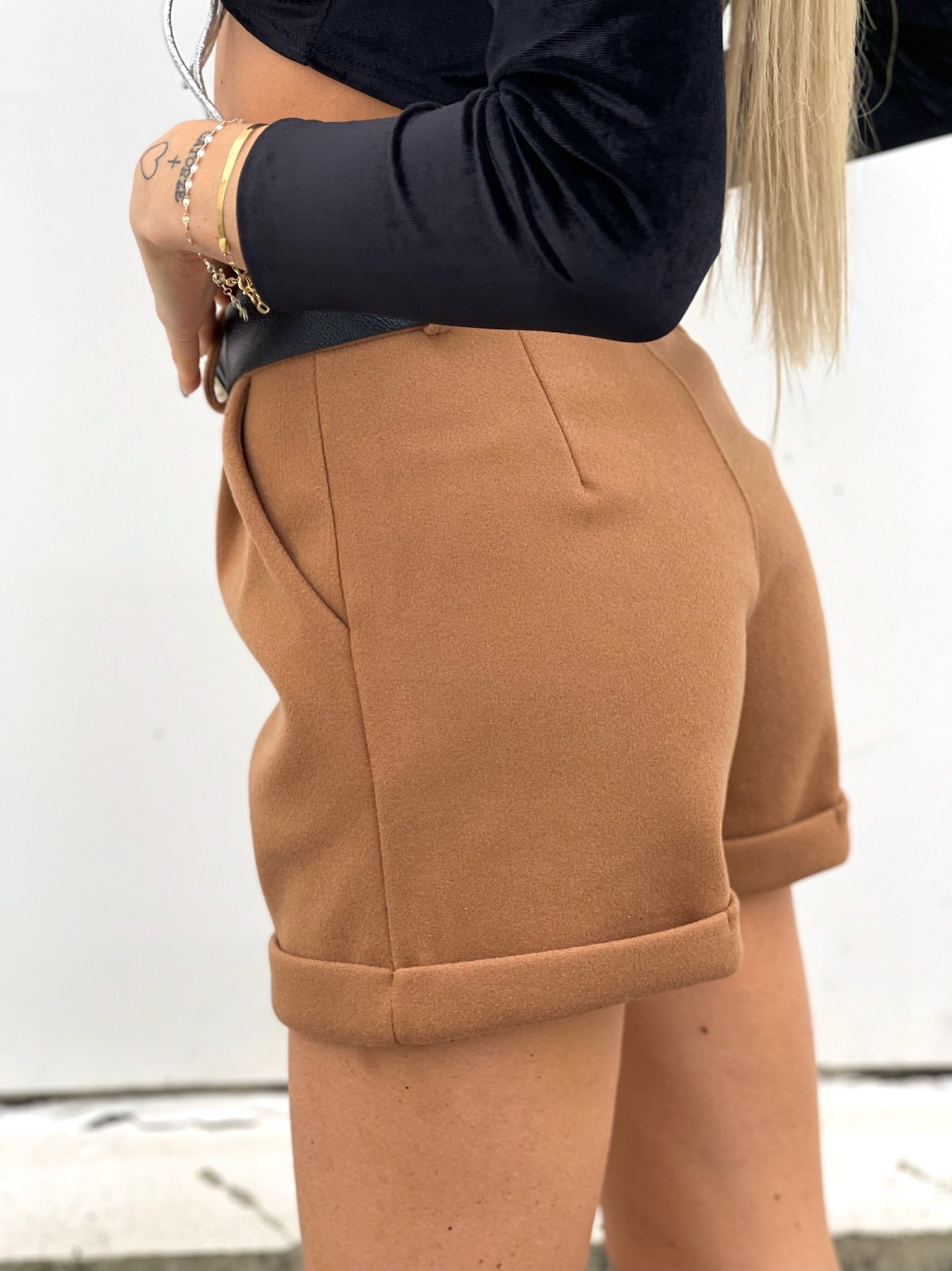Short camel in panno con cintura