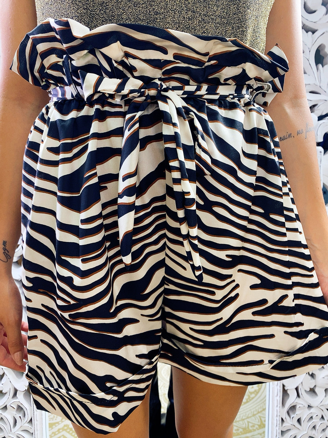 Short zebrato con fiocco