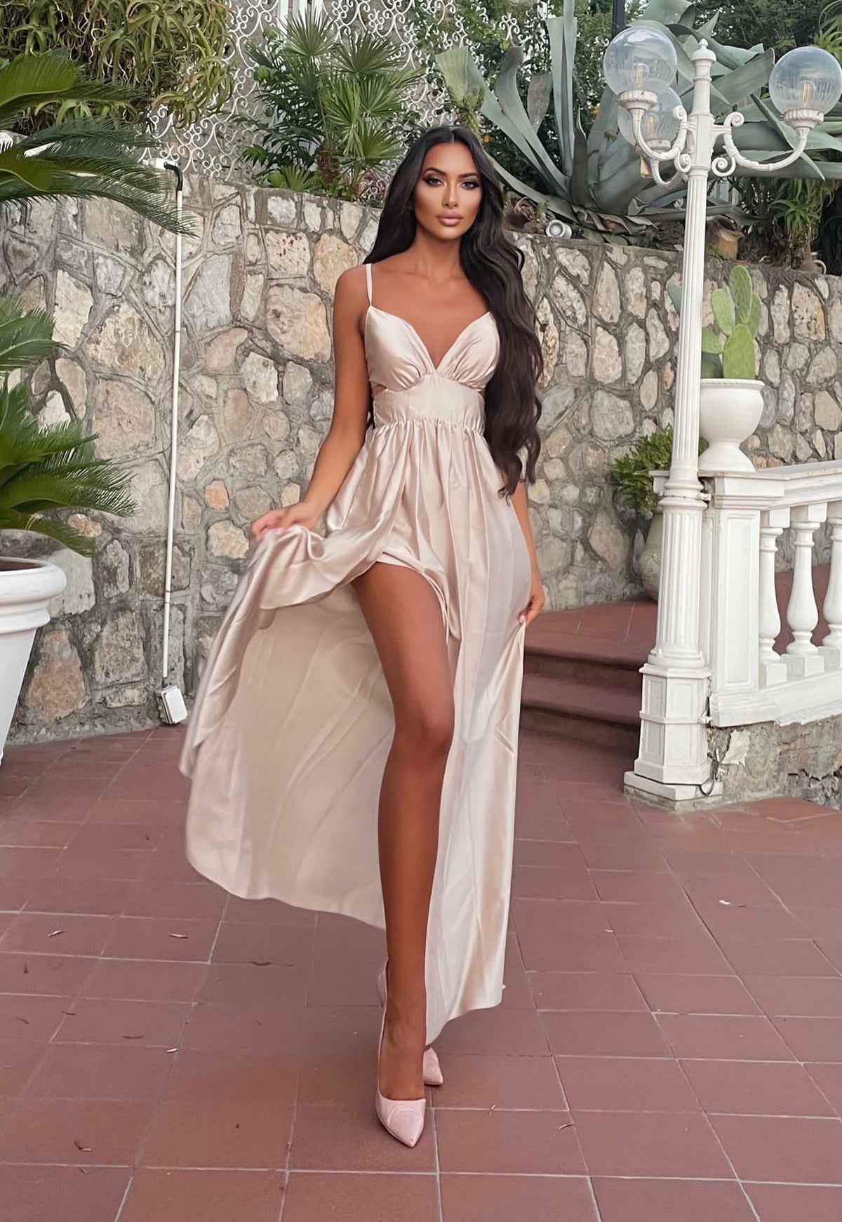 Abito in raso beige con spacco
