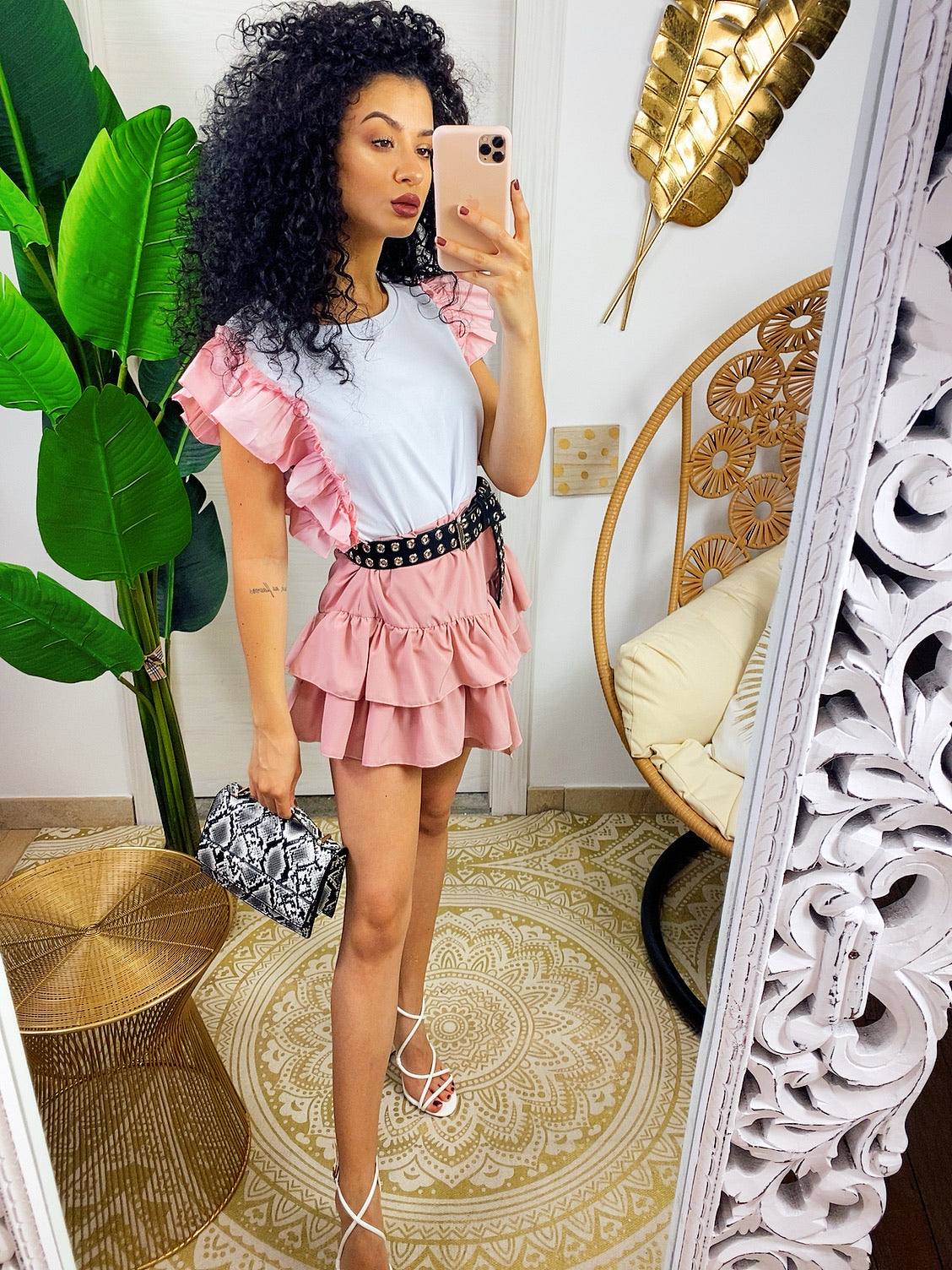 Maglia bianca con rouches sulla manica rosa