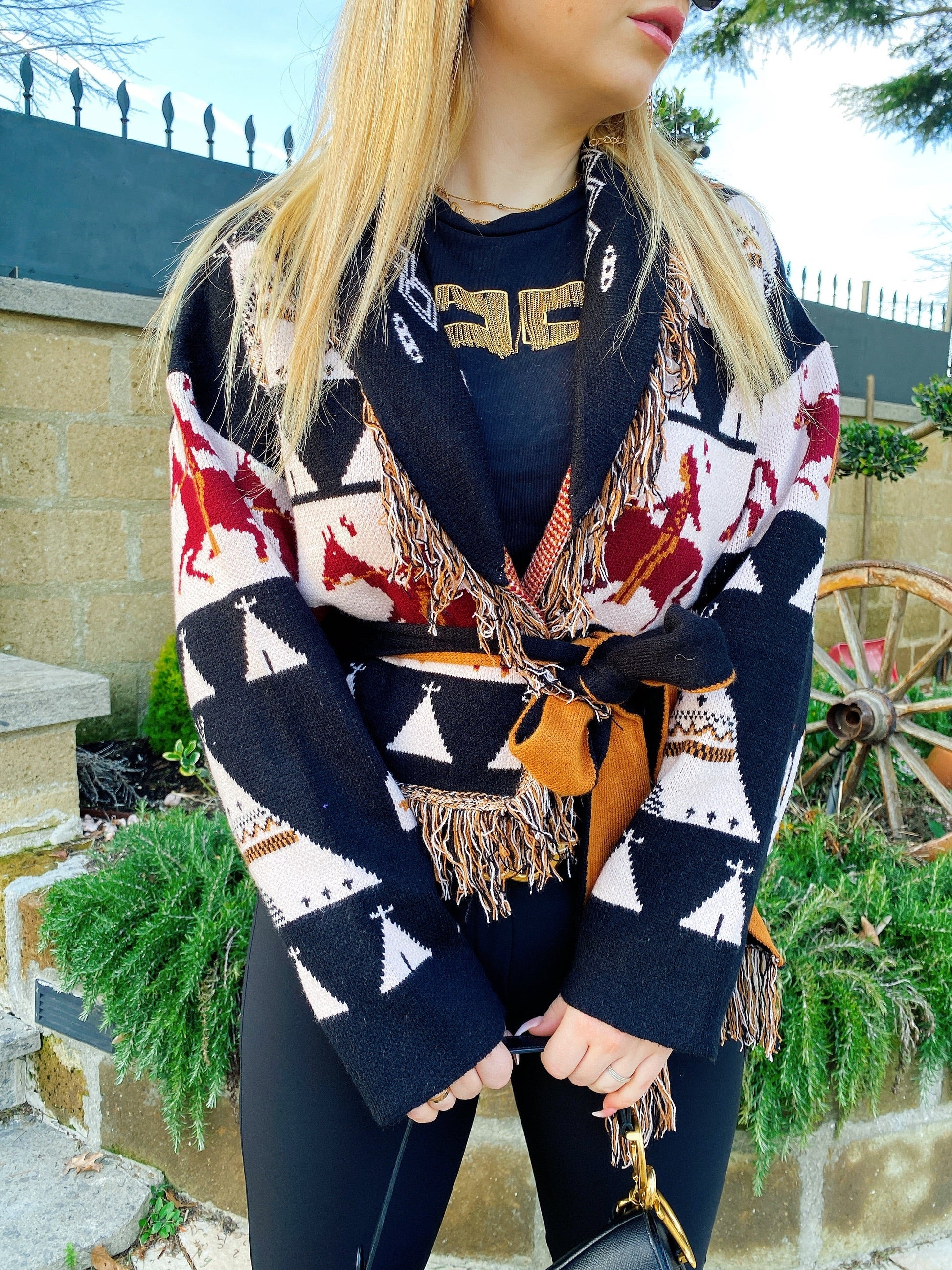 Cardigan corto frange e cinta con cavallo nero