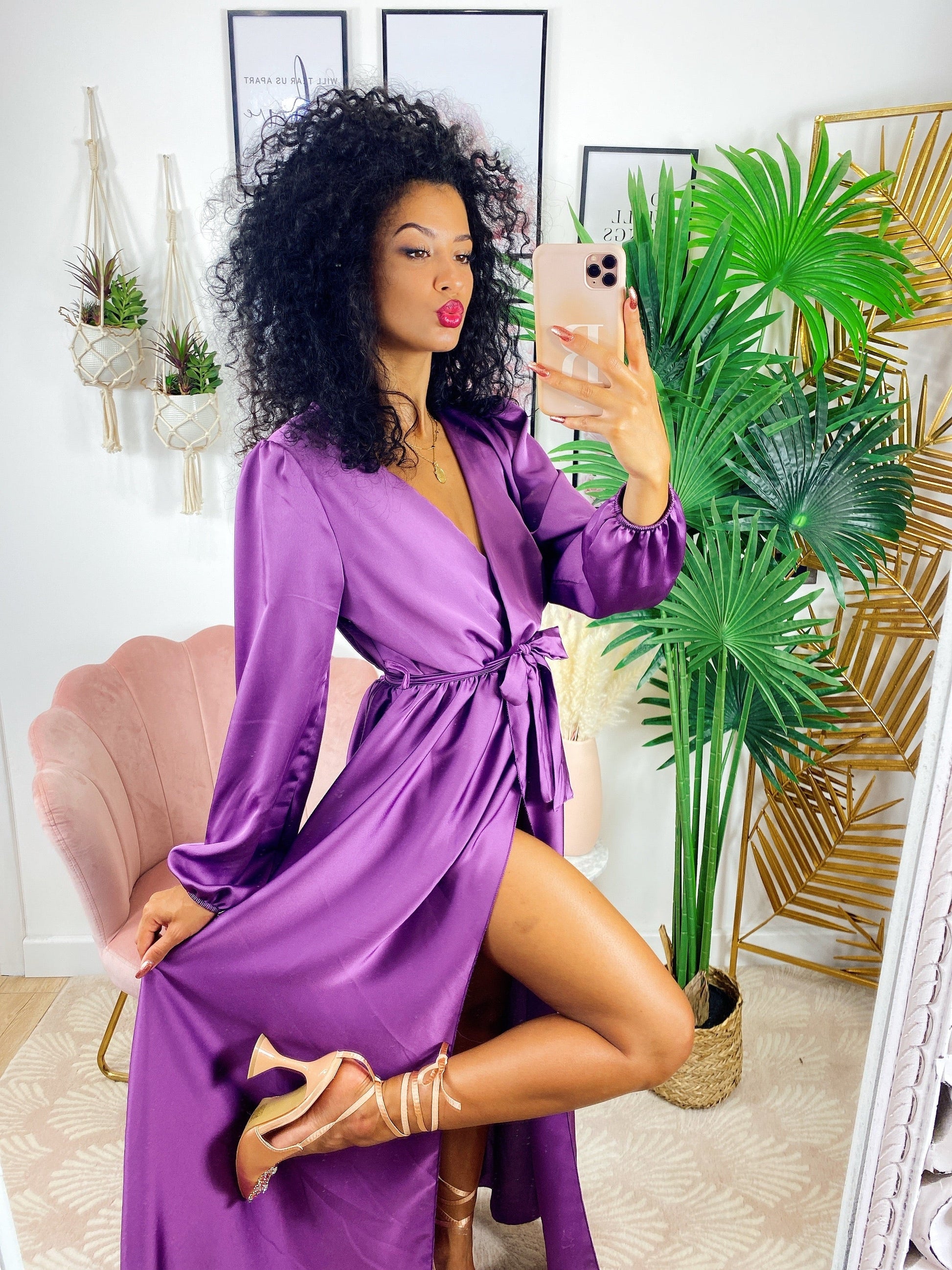 Abito in raso con maxi spacco e cintura purple
