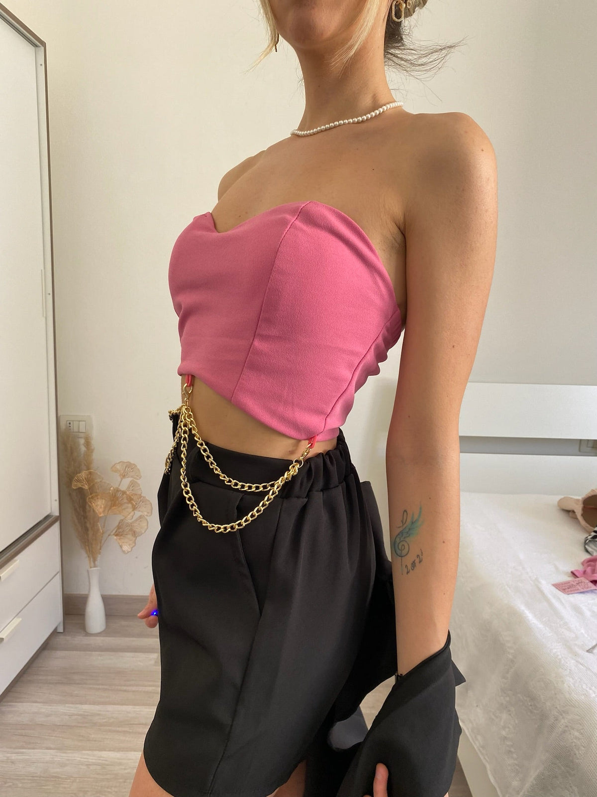 Top rosa con catene oro