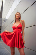 Abito in raso rosso corto