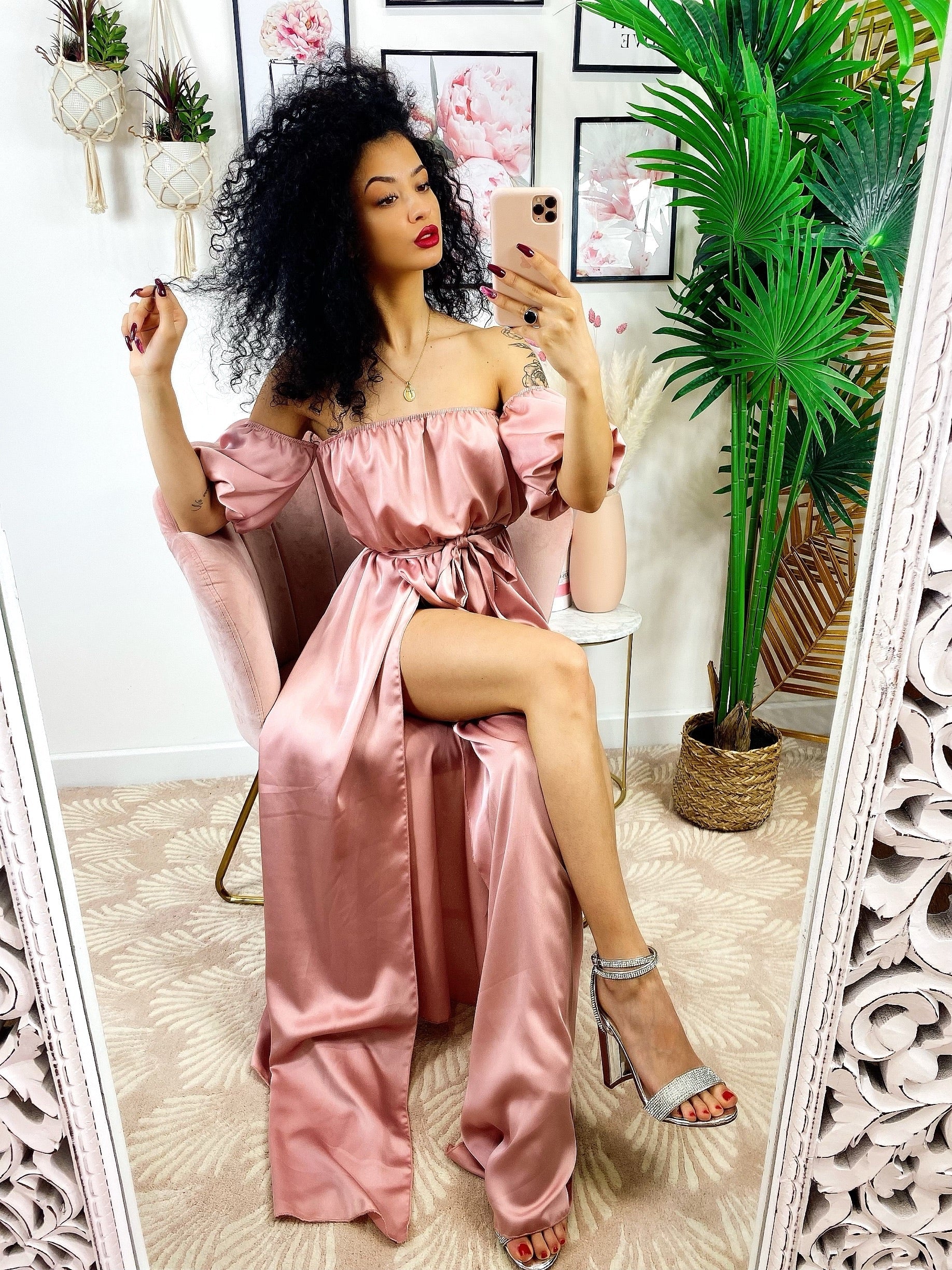 Abito in raso con maxi spacco rosa
