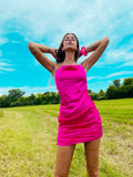 Abito in raso con arricciature fuxia