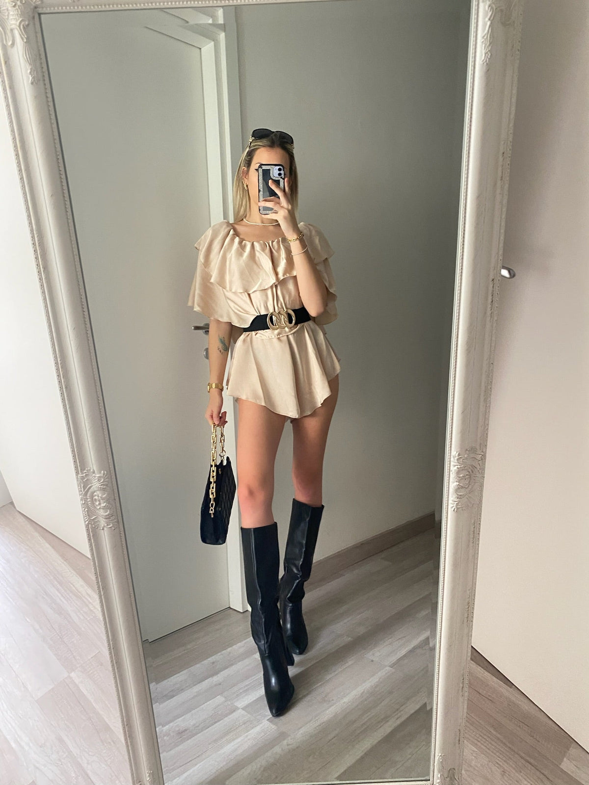 Tutina beige scollo a barchetta e balze