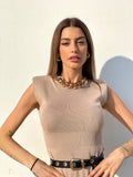 Abito in maglia beige con catena