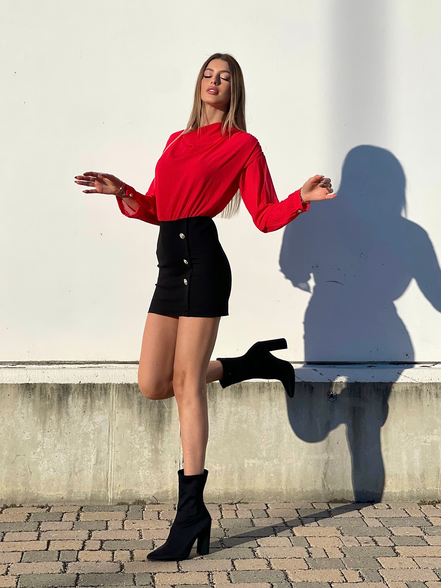 Abito rosso nero con bottoncini oro