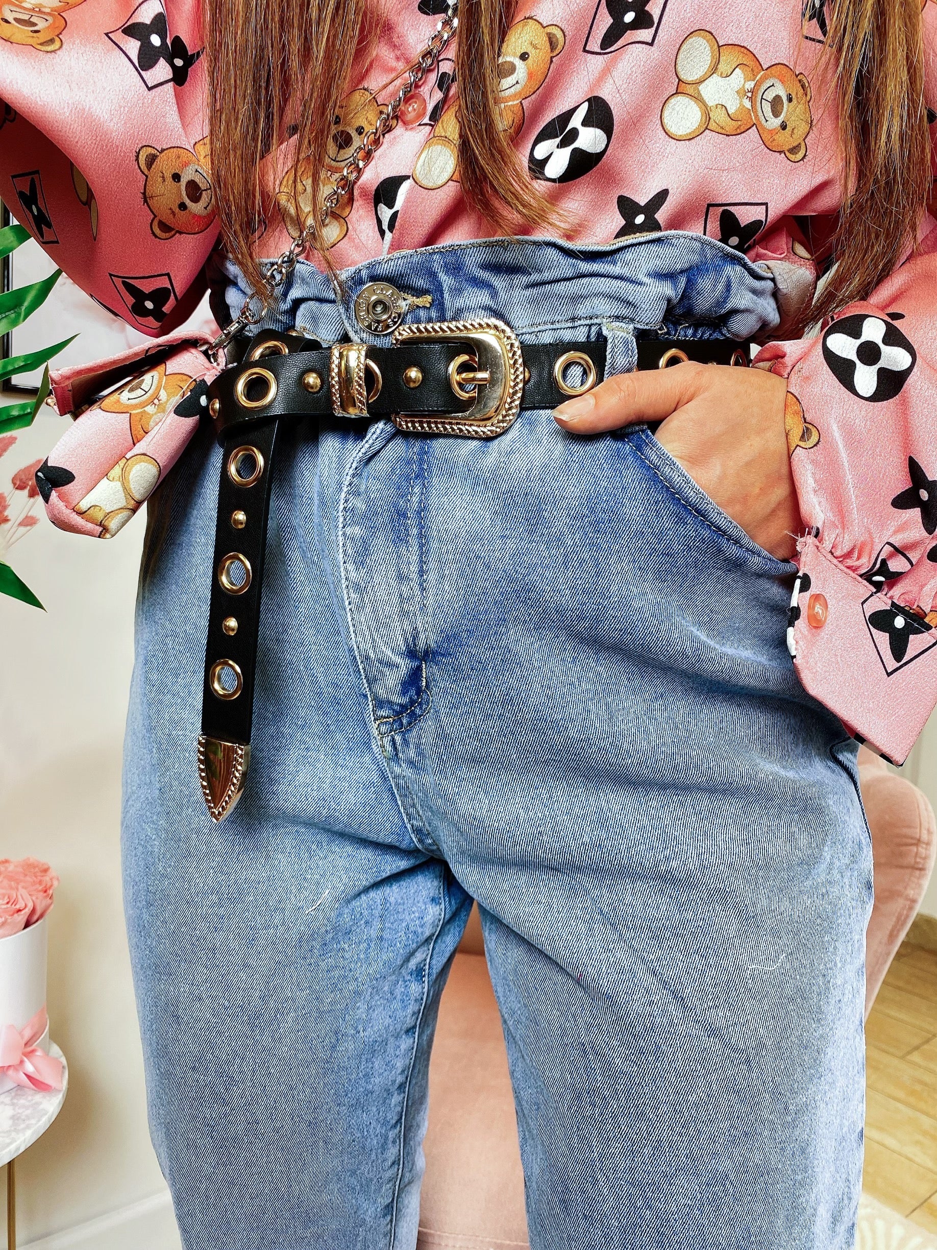 Jeans con borchie posteriori grandi