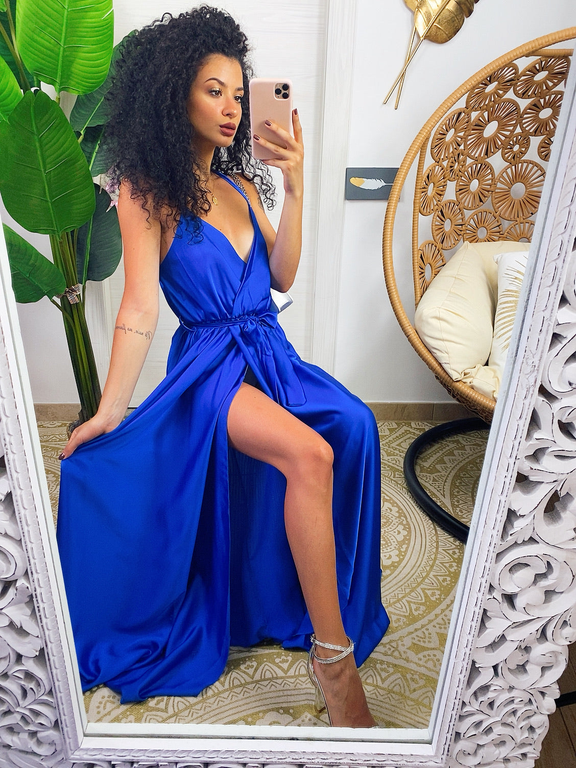 Abito in raso con maxi spacco blu
