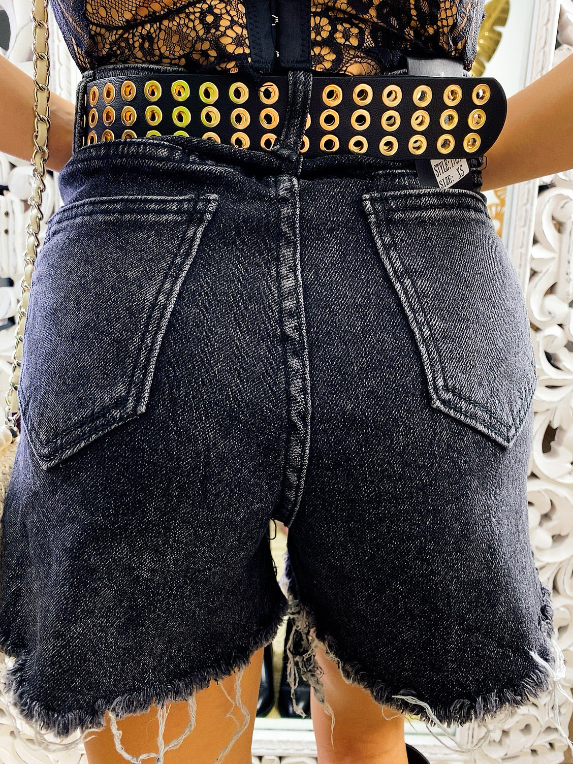 Short nero con bottoncini