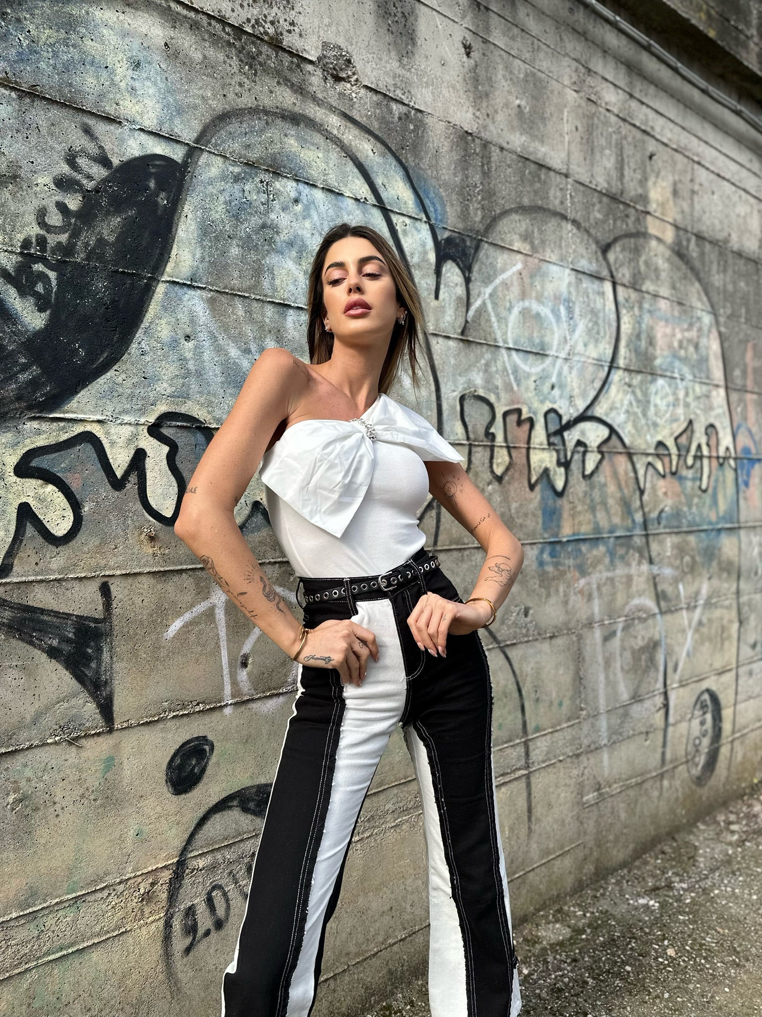Body monospalla con fiocco bianco