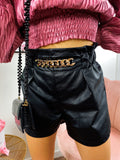 Short in eco pelle con catena