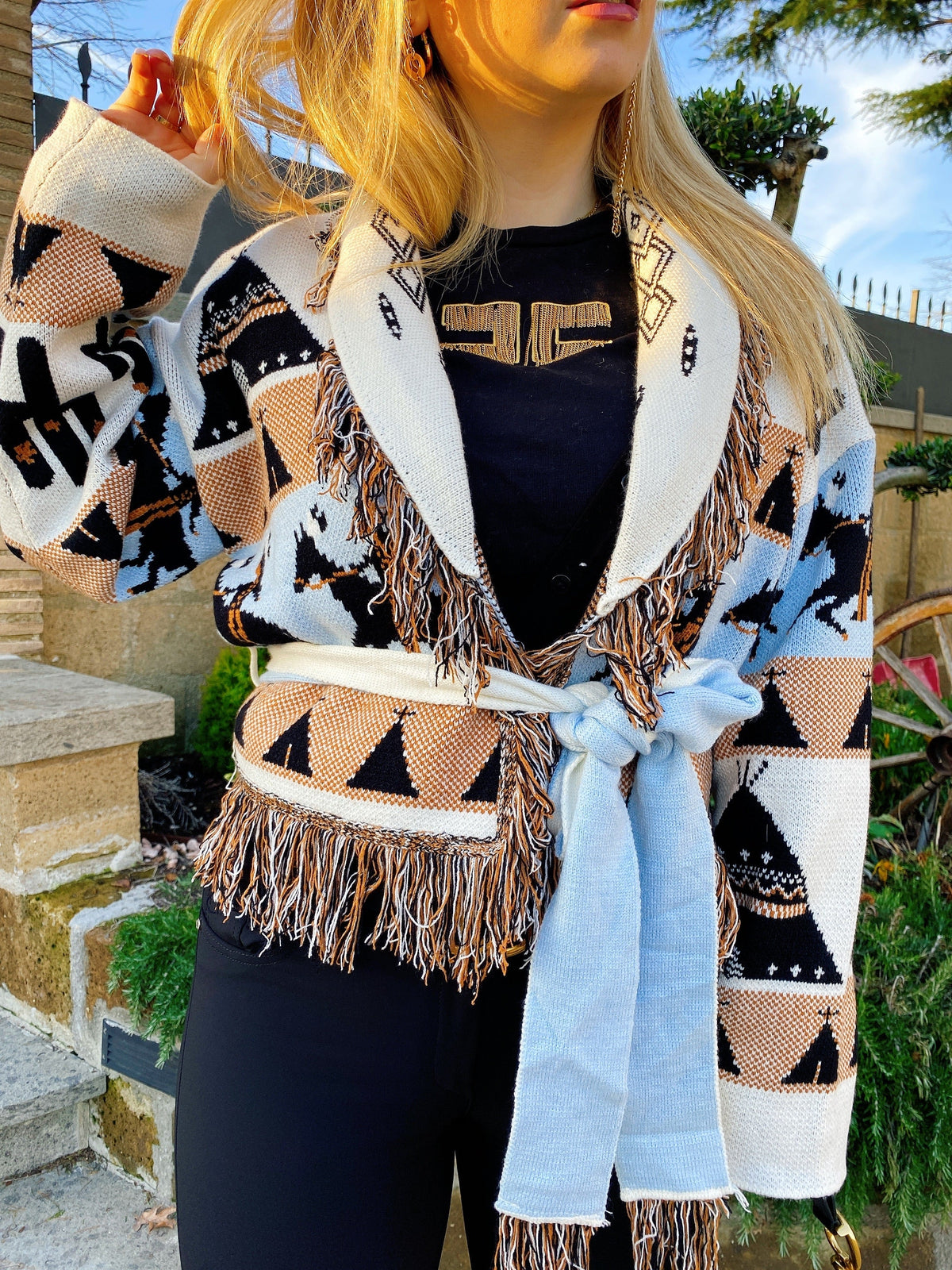 Cardigan corto frange e cinta con cavallo celeste