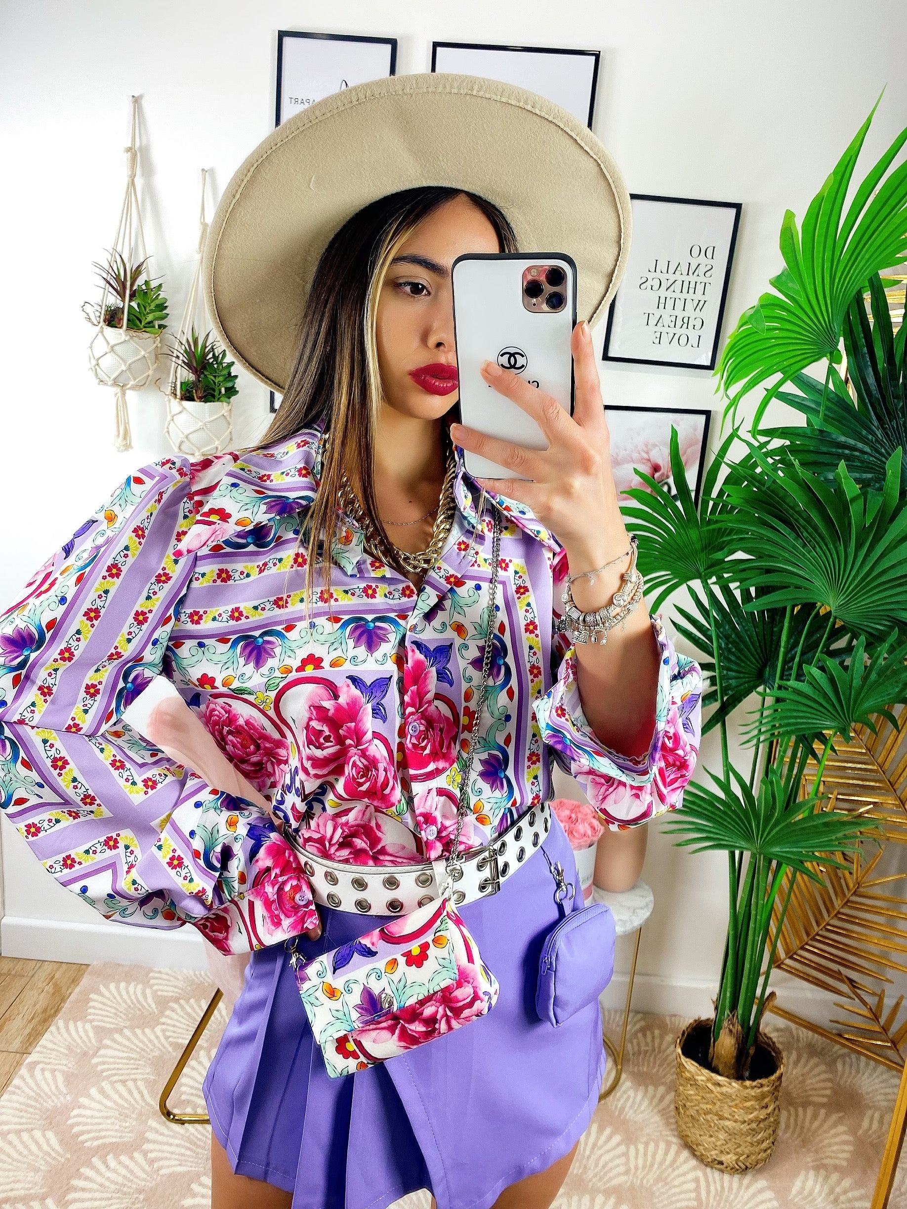 Camicia fiorata con borsetta base lilla