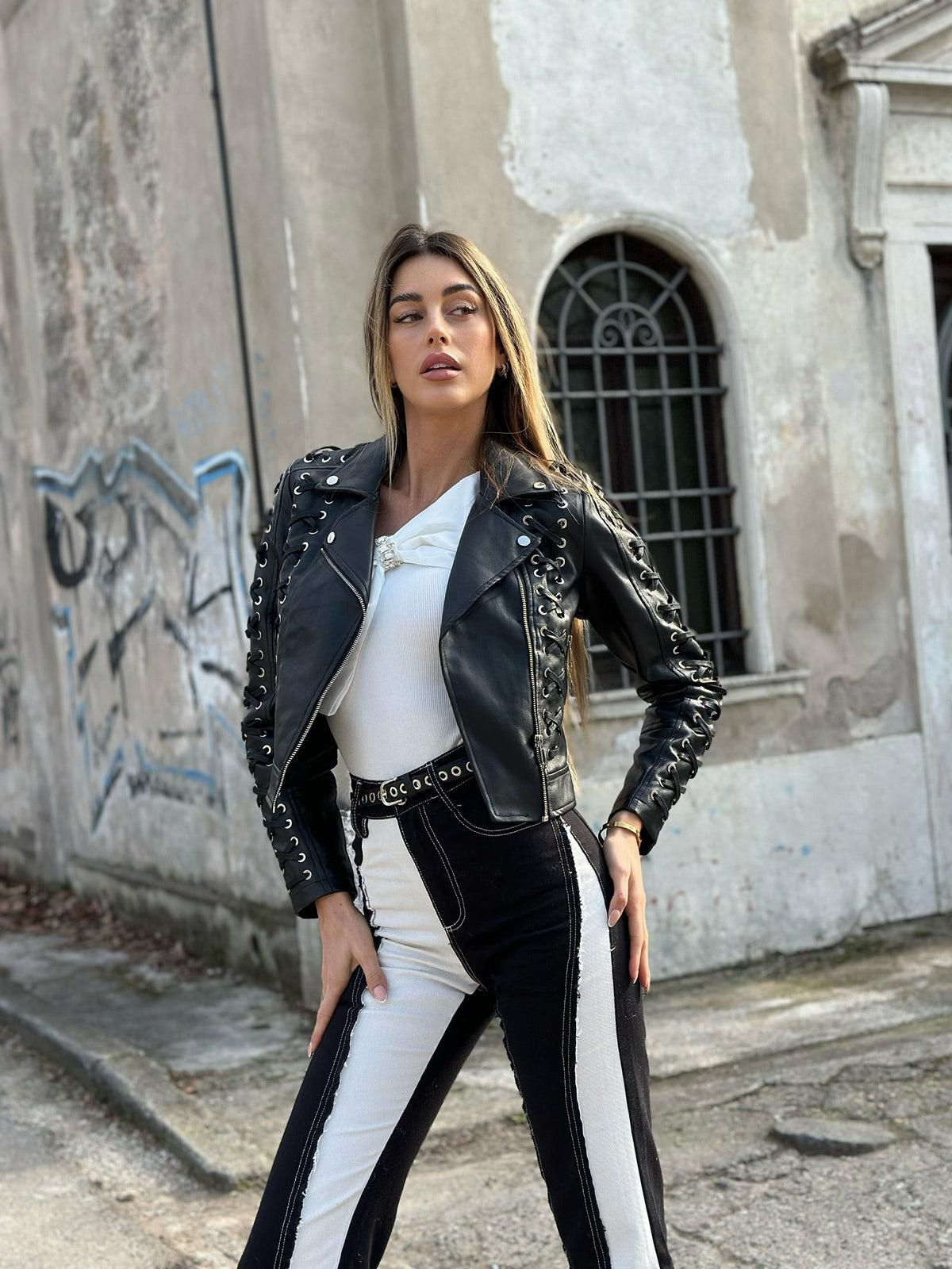 Giacca nera con lacci
